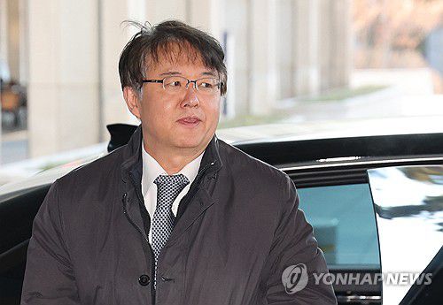 출근하는 '정교유착' 검경 합수본 김태훈 본부장(서울=연합뉴스) 서명곤 기자 = 통일교와 신천지 등 특정 종교단체가 정치권에 영향을 끼쳤다는 내용의 '정교유착' 의혹을 수사하는 검찰·경찰 합동수사본부 김태훈 본부장이 8일 서울 서초구 서울고검으로 출근하고 있다. 2026.1.8 seephoto@yna.co.kr