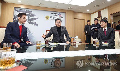 대구·경북 행정통합 논의(안동=연합뉴스) 20일 오후 경북 안동시 경상북도의회에서 왼쪽부터 이철우 경북지사와 박성만 경북도의장, 김정기 대구시장 권한대행 행정부시장이 행정통합에 대한 논의를 하고 있다. 2026.1.20 [경북도 제공. 재판매 및 DB 금지] mtkht@yna.co.kr