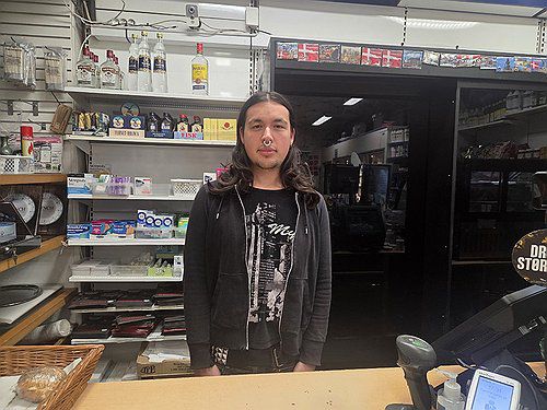 코펜하겐의 그린란드 청년(코펜하겐=연합뉴스) 현윤경 특파원 = 21일(현지시간) 덴마크 코펜하겐의 한 상점에서 만난 그린란드 청년 필리. 2026.1.22 ykhyun14@yna.co.kr