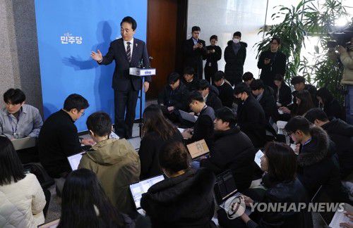 합당제안 배경 설명하는 박수현 대변인(서울=연합뉴스) 황광모 기자 = 더불어민주당 박수현 수석 대변인이 22일 서울 여의도 국회에서 정청래 대표가 기자회견을 통해 밝힌 조국혁신당과의 합당 제안에 대한 배경 설명을 하고 있다. 2026.1.22 hkmpooh@yna.co.kr