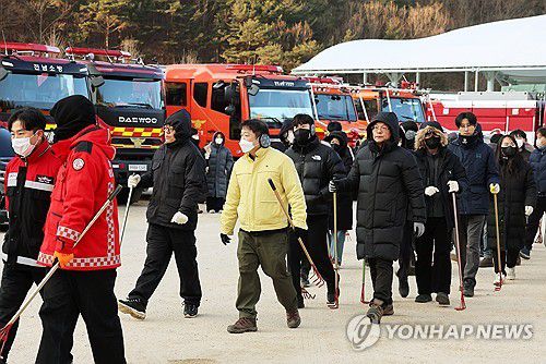 갈퀴 들고 화재 현장으로(광양=연합뉴스) 조남수 기자 = 22일 오전 전남 광양시 옥곡면 산불 진화 현장본부가 마련된 옥곡중학교에서 광양시 소속 일반공무원진화대가 갈퀴를 들고 현장으로 향하고 있다. 2026.1.22 iso64@yna.co.kr