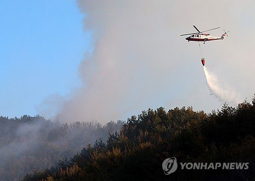 광양 산불(광양=연합뉴스) 조남수 기자 = 22일 전남 광양시 옥곡면에서 소방헬기가 산불 진화 작업하고 있다. 2026.1.22 iso64@yna.co.kr