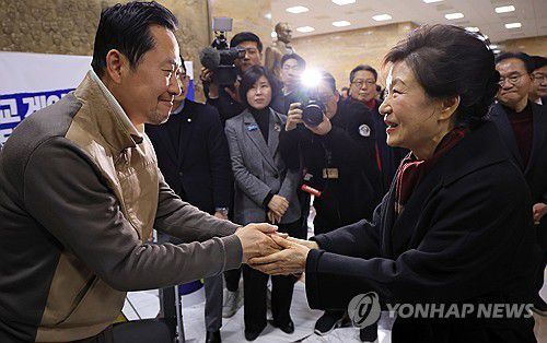 박근혜, 단식농성장 방문…張, 단식 8일째 병원 이송