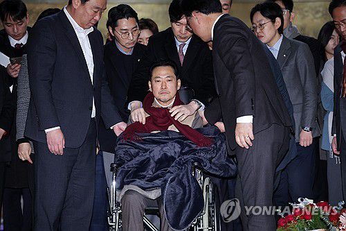 병원으로 이송되는 국민의힘 장동혁 대표(서울=연합뉴스) 배재만 기자 = 22일 통일교·공천헌금 '쌍특검' 수용을 요구하며 여드레째 단식을 이어가던 국민의힘 장동혁 대표가 건강 악화로 국회에서 병원으로 이송되고 있다. 2026.1.22 [공동취재] scoop@yna.co.kr