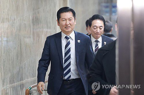 당대표실로 향하는 더불어민주당 정청래 대표(서울=연합뉴스) 신현우 기자 = 더불어민주당 정청래 대표가 22일 국회에서 열린 정책 의원총회 참석을 마치고 당대표실로 향하고 있다. 2026.1.22 nowwego@yna.co.kr