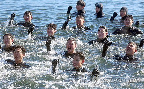 "춥지 않습니다"(창원=연합뉴스) 김동민 기자 = 해군 심해잠수사(SSU) 부대원들이 22일 경남 창원시 진해구 진해 군항에서 혹한기 훈련 중 군가를 열창하고 있다. 2026.1.22