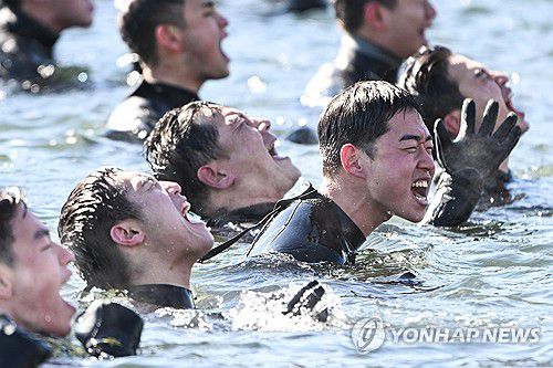 SSU "정말 춥지 않습니다"(창원=연합뉴스) 김동민 기자 = 해군 특수전전단 해난구조전대(SSU) 심해잠수사들이 22일 경남 창원시 진해구 진해군항에서 열린 혹한기 내한 훈련 중 바다에서 함성을 외치고 있다. 2026.1.22 [공동취재]