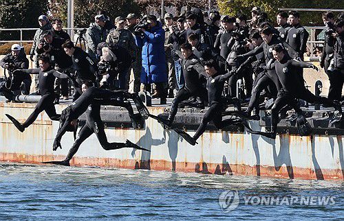 SSU 혹한기 훈련(창원=연합뉴스) 김동민 기자 = 해군 특수전전단 해난구조전대(SSU) 심해잠수사들이 22일 경남 창원시 진해구 진해군항에서 열린 혹한기 내한 훈련 중 입수하고 있다. 2026.1.22 [공동취재] image@yna.co.kr