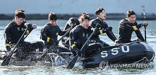 고무보틀 패들링 훈련하는 해군 심해잠수사 부대원들(창원=연합뉴스) 김동민 기자 = 해군 심해잠수사(SSU) 부대원들이 22일 경남 창원시 진해구 진해 군항에서 혹한기 훈련 중 고무보틀(CRRC) 패들링 훈련을 하고 있다. 2026.1.22 [공동취재] image@yna.co.kr