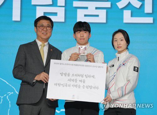 격려 메시지 기념품 전달(서울=연합뉴스) 류영석 기자 = 최휘영 문화체육관광부 장관이 22일 송파구 올림픽파크텔에서 열린 2026 밀라노 동계올림픽 선수단 결단식에서 정재원, 최민정에게 격려 메시지와 기념품을 전달한 후 기념 촬영하고 있다. 2026.1.22 ondol@yna.co.kr