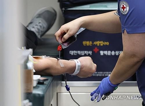 '겨울철 혈액 수급 비상'…헌혈하는 공무원들2025년 12월 8일 대구시청 산격청사에 마련된 헌혈 버스에서 대구시 소속 공무원들이 단체 헌혈에 나서고 있다. [연합뉴스 자료사진]