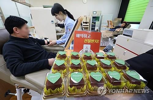 헌혈하고 '두쫀쿠' 받아 가세요1월 20일 인천 연수구 대한적십자사 인천지사 헌혈의 집 연수센터에서 시민들이 헌혈하고 있다. 최근 겨울철 혈액 부족으로 실시하고 있는 '두쫀쿠' 증정 이벤트가 화제를 모으고 있다. [연합뉴스 자료사진]