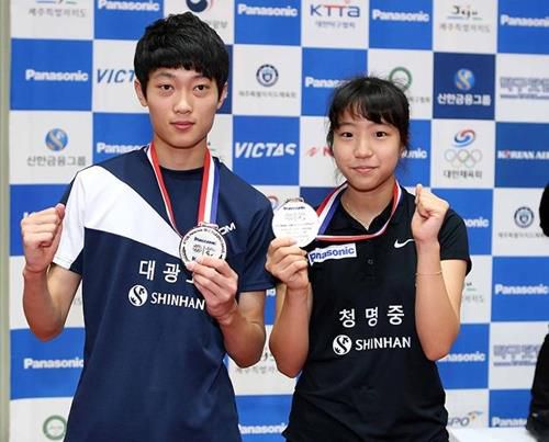 조대성과 2018년 종합선수권 혼합복식 준우승을 차지한 신유빈(오른쪽) [대한탁구협회 제공. 재판매 및 DB 금지]
