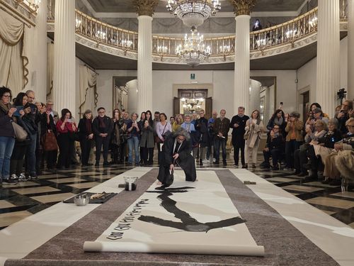 이탈리아 코레르박물관서 서예전 퍼포먼스하는 강 서예가 지난해 12월 이탈리아의 대표적인 도시 베네치아에 있는 코레르박물관에서 열린 '한글 서예작품전' 개막식에서 퍼포먼스를 하는 강병인 서예가. [본인 제공]