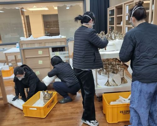 유물 옮길 준비하는 박물관 관계자들 [국가유산청 제공. 재판매 및 DB 금지]