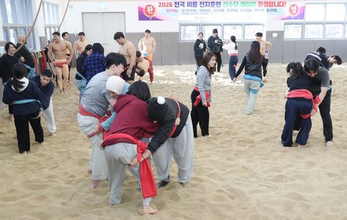 씨름 체험하는 외국 청년들[정읍시 제공. 재판매 및 DB 금지]