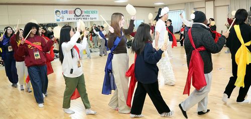 우도농악 체험하는 외국 청년들[정읍시 제공. 재판매 및 DB 금지]