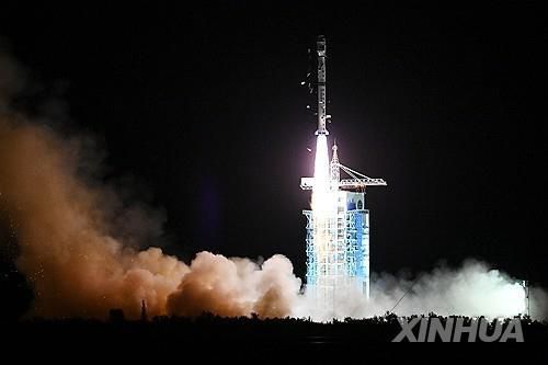 중국 위성 발사 로켓(신화=연합뉴스) 중국 주취안 위성발사센터에서 위성을 실은 로켓이 발사되는 모습. 2023.10.1