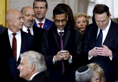 제프 베이조스(맨 왼쪽)와 일론 머스크(맨 오른쪽)[EPA 연합뉴스 자료사진. 재배부 및 DB 금지]