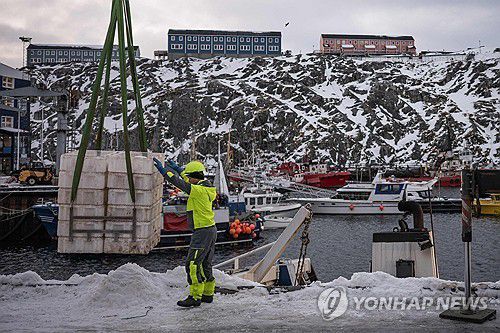 그린란드 항구에서 짐 하역하는 근로자[AFP=연합뉴스]