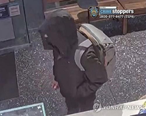 브라이언 톰슨 유나이티드헬스케어 CEO 살해 용의자 수배 사진 [뉴욕경찰 제공. 재판매 및 DB 금지]