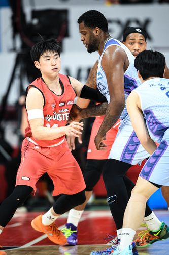 수비하는 문유현(왼쪽)[KBL 제공. 재판매 및 DB 금지]