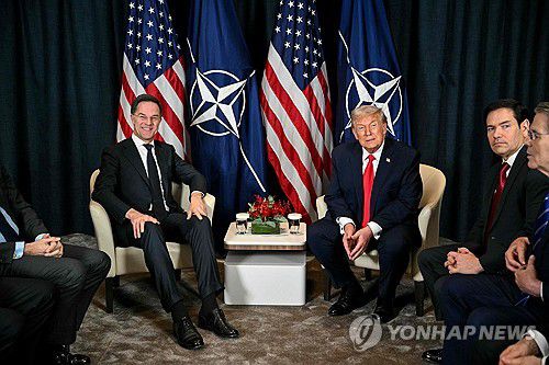뤼터 총장과 트럼프 대통령(다보스 AFP=연합뉴스) 2026년 1월 21일 스위스 다보스에서 마르크 뤼터(왼쪽) 나토 사무총장과 도널드 트럼프(가운데 오른쪽) 대통령이 회담하고 있다. 트럼프 대통령의 옆에는 마코 루비오(오른쪽에서 2번째) 미국 국무부 장관이 앉아 있다. (Photo by Mandel NGAN / AFP) 2026.1.23.