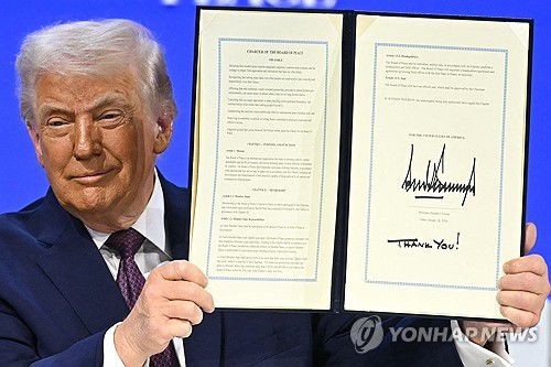 평화위원회 헌장 서명식[AFP 연합뉴스 자료사진. 재판매 및 DB 금지]