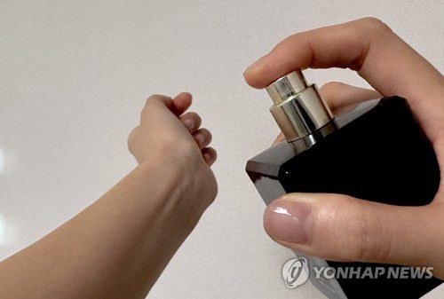 향수 뿌리는 모습 [강민지 인턴기자]