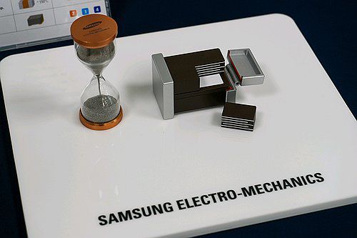 삼성전기, 'AI 서버·전장사업 집중 공략'(서울=연합뉴스) 삼성전기가 인공지능(AI) 서버, 전장(차량용 전기·전자장비) 등 소위 '더블에이 (AA)' 시장을 겨냥해 적층세라믹커패시터(MLCC) 사업 포트폴리오 확대를 가속한다고 15일 밝혔다. 사진은 삼성전기 MLCC 제품. 2025.7.15 [삼성전기 제공. 재판매 및 DB 금지] photo@yna.co.kr
