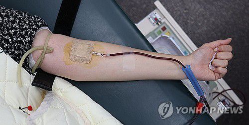 '겨울철 혈액 수급 비상'…팔 걷어붙인 공무원들2025년 12월 8일 대구시청 산격청사에 마련된 헌혈 버스에서 대구시 소속 공무원들이 단체 헌혈에 나서고 있다.[연합뉴스 자료사진]