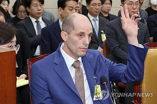 국회 청문회에서 발언 기회 요청하는 로저스 쿠팡 대표[연합뉴스 자료사진]