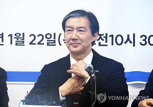 조국 조국혁신당 대표(전주=연합뉴스) 최영수 기자 = 조국 조국혁신당 대표가 22일 전북 전주시 전북도당 당사에서 현장 최고위원회의를 주재하기에 앞서 복장을 정리하고 있다. 2026.1.22 kan@yna.co.kr