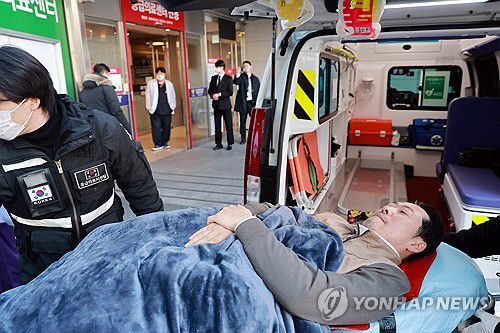 병원으로 이송되는 국민의힘 장동혁 대표(서울=연합뉴스) 신현우 기자 = 통일교·공천헌금 '쌍특검' 수용을 요구하며 여드레째 단식을 이어가던 국민의힘 장동혁 대표가 22일 건강 악화로 서울 관악구의 한 병원으로 이송되어 도착하고 있다. 2026.1.22 nowwego@yna.co.kr