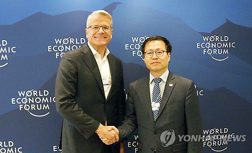 여한구 통상교섭본부장, 머스크 최고경영자 면담(서울=연합뉴스) 여한구 산업통상부 통상교섭본부장이 21일(현지시간) 스위스 다보스에서 빈센트 클러크 머스크 최고경영자(CEO)와 면담, 기념 촬영하고 있다. 2026.1.22 [산업통상부 제공. 재판매 및 DB 금지] photo@yna.co.kr