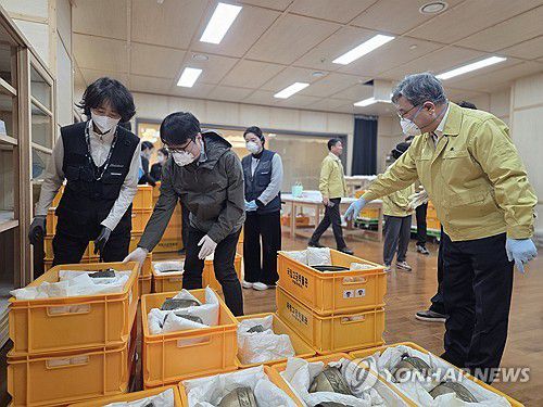 유물 소산작업 지휘하는 허민 국가유산청장(서울=연합뉴스) 허민 국가유산청장이 23일 국립고궁박물관 수장고를 방문, 당일 새벽 발생한 화재로 인한 박물관 중요 유물들의 소산작업을 지휘하고 있다. 2026.1.23 [국가유산청 제공. 재판매 및 DB 금지] photo@yna.co.kr