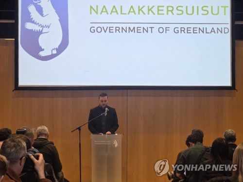 기자회견하는 닐센 그린란드 총리(누크=연합뉴스) 현윤경 특파원 = 옌스-프레데리크 닐센 그린란드 총리가 22일(현지시간) 덴마크 수도 누크의 문화센터에서 내외신 기자들을 상대로 회견을 하고 있다. 2026.1.23 ykhyun14@yna.co.kr
