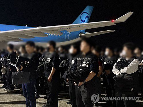 경찰, '캄보디아 범죄조직' 한국인 국내 송환(서울=연합뉴스) 경찰이 23일 캄보디아 프놈펜국제공항에서 스캠(scam·사기), 인질강도 등 범행을 저지른 한국인 범죄 조직원들을 국내로 송환하기 위해 대기하고 있다. 2026.1.23 [경찰청 제공. 재판매 및 DB 금지] photo@yna.co.kr