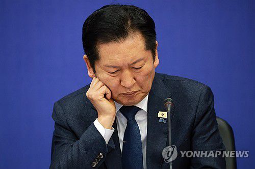 스마트폰 확인하는 정청래 대표(진천=연합뉴스) 신현우 기자 = 더불어민주당 정청래 대표가 23일 충북 진천 국가대표선수촌에서 열린 현장 최고위원회의에 참석, 스마트폰을 확인하고 있다. 2026.1.23 nowwego@yna.co.kr