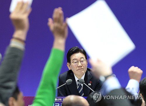 발언권 요청을 받는 이재명 대통령(울산=연합뉴스) 한상균 기자 = 이재명 대통령이 23일 울산전시컨벤션센터에서 열린 '울산의 마음을 듣다' 타운홀미팅 간담회에서 참석자들로부터 발언권 요청을 받고 있다. 2026.1.23 xyz@yna.co.kr