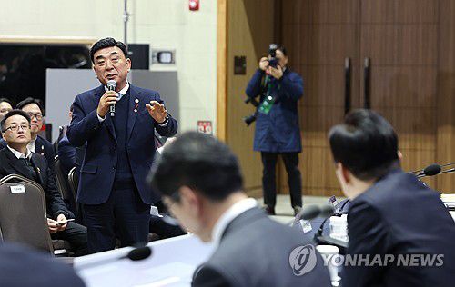 답변하는 김두겸 울산시장(울산=연합뉴스) 한상균 기자 = 김두겸 울산시장이 23일 울산전시컨벤션센터에서 열린 '울산의 마음을 듣다' 타운홀미팅 간담회에서 이재명 대통령의 질문에 답하고 있다. 2026.1.23 xyz@yna.co.kr