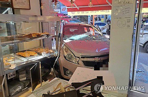 강릉서 스파크 승용차 상가 건물로 돌진…행인 1명 다쳐(강릉=연합뉴스) 23일 낮 12시 45분께 강원 강릉시 금학동의 한 도로에서 40대 A씨가 몰던 스파크 승용차가 상가 건물로 돌진해 인근을 지나던 행인 60대 B씨가 차와 부딪혀 다치는 사고가 발생했다. 2026.1.23 [강릉소방서 제공. 재판매 및 DB 금지] yoo21@yna.co.kr