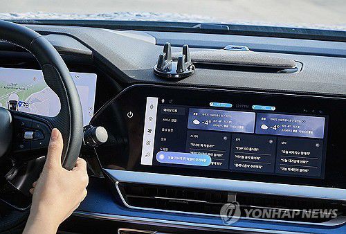 SKT, 차세대 차량용 AI 에이전트 '에이닷 오토' 공개 (서울=연합뉴스) SK텔레콤은 르노코리아의 신형 차량 필랑트에 차세대 차량용 AI 에이전트인 '에이닷 오토'를 적용했다고 14일 밝혔다. 사진은 운전자가 '에이닷 오토'와 대화하는 모습. 2026.1.14 [SKT 제공. 재판매 및 DB 금지] photo@yna.co.kr