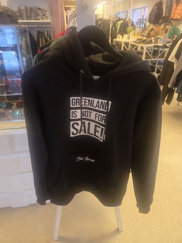 '그린란드는 매물 아냐' 후드티(누크=연합뉴스) 현윤경 특파원 = 23일 그린란드 누크 시내의 한 상점 매대에 '그린란드는 매물 아냐' 문구가 새겨진 후드티가 걸려 있다. 2026.1.23