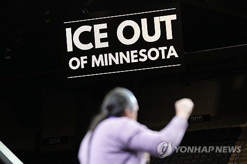 트럼프 행정부의 강경한 이민규제에 항의하는 시위대 [AP 연합뉴스 자료사진. 재판매 및 DB 금지]