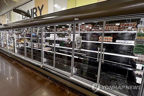 사재기로 텅 빈 마트 매대[EPA 연합뉴스]
