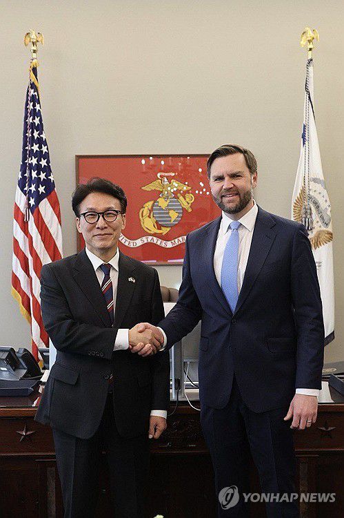 김민석 국무총리와 JD 밴스 부통령(서울=연합뉴스) 김민석 국무총리가 23일(현지시간) 미국 워싱턴DC 백악관에서 JD 밴스 부통령과 면담에 앞서 기념 촬영을 하고 있다. 2026.1.24 [총리실 제공. 재판매 및 DB금지] uwg806@yna.co.kr