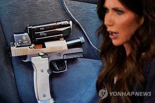 크리스티 놈 미국 국토안보부 장관이 사망자 프레티로부터 수거했다고 주장한 권총. 프레티는 미네소타주 법규에 따른 총기 합법 소지자인 것으로 확인됐다. [로이터 연합뉴스. 재판매 및 DB 금지]