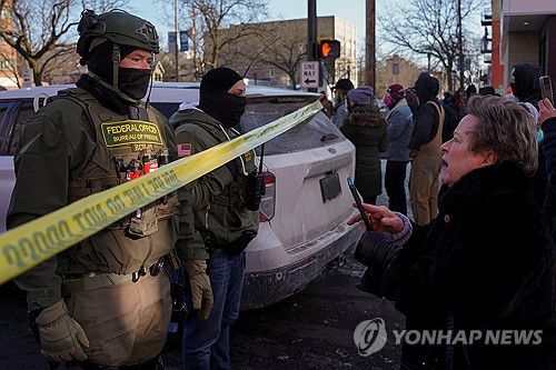 24일(현지시간) 미국 미네소타주 미니애폴리스에 배치된 연방요원[로이터 연합뉴스]