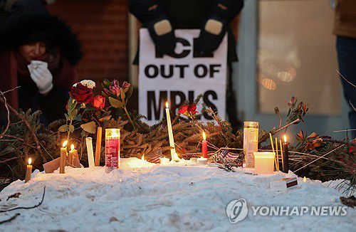 알렉스 프레티 총격 사망 장소에 마련된 임시 추모 공간[로이터=연합뉴스]